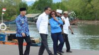 Presiden Jokowi dan Mentri KKP Tinjau Perkampungan di Pesisir Pantai