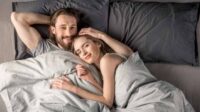 Tips Hubungan Seks Suami istri Bikin Betah di Ranjang
