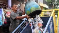 Tukang Sampah, Beranikan Diri Menjadi Caleg