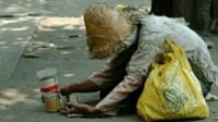 Heboh”Seorang Kakek Dengan Gangguan Mental,,Bawa Sekarung Uang Receh