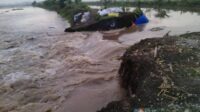 Tangul Sungai Jebol Dua Rumah Warga Rusak