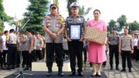 Kapolda Jatim Berikan Penghargaan Kepada Aiptu Sujadi Anggota Satlantas Polres Kediri