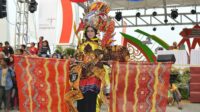 Parade Banjarmasin Sasirangan Festival Bentangkan Kain 300 Meter
