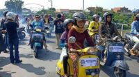 Peringati Hari Kartini, Kenakan Baju Unik dan Motor Vespa