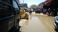 Genangan Limbah, Pedagang Nakal Resahkan Warga Kota
