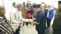 Bupati Sumenep Bagikan Zakat Secara Serempak Kepada Kaum Duafa