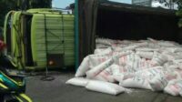 Truk Tronton Bermuatan Pupuk Alami Kecelakaan
