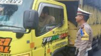 Satlantas Bojonegoro Bagi-bagi Takjil Kepada Pengendara