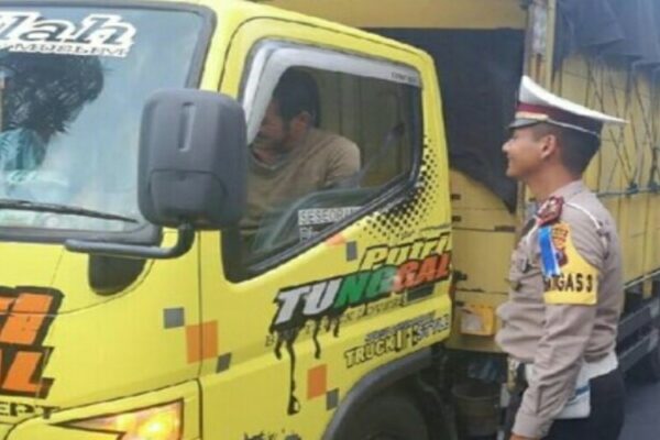 Satlantas Bojonegoro Bagi-bagi Takjil Kepada Pengendara