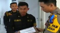 Aksi Heroik Gagalkan Pelaku Jambret, Satpol PP Surabaya Diberi Penghargaan