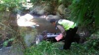 Belum Ada Penyebabnya, Mobil Sedan Terjun Ke Sungai Sedalam 8 Meter