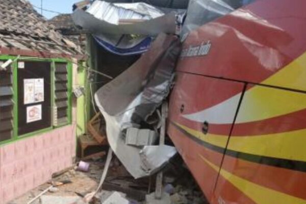 Diduga Rem Blong, Bus Antar Provinsi Tabrak 3 Unit Bangunan
