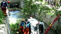 Mobil Suzuki Ertiga Terporosok Kesungai, Satu Orang Sopir Tewas