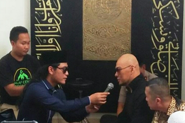 Hari ini Presenter Kondang Deddy Corbuzier Resmi Memeluk Agama Islam