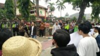 Harga Garam Anjlok, Puluhan Warga Lakukan Demo di DPRD Sumenep