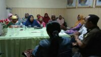 Dana PKH Raib, Puluhan Emak-emak Datangi Kejaksaan Negeri Bangkalan
