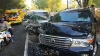 Satu Orang Tewas, Pengedara Paksa Salip Bus Hingga Hantam Mobil Mewah