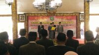 Bentuk Apresiasi Pemerintah Pusat, Bupati Sumenep Berikan Tanda Kehormatan Kepada Puluhan PNS Sumenep
