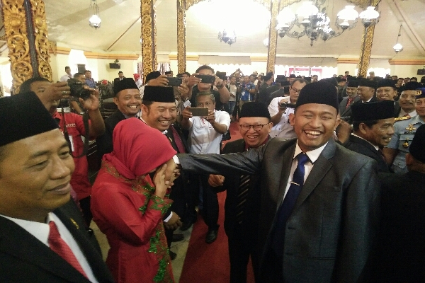 Istri Jadi Dewan Suami Jadi Wabup, Hal Unik Saat Pelantikan Anggota DPRD Sumenep Preode 2019-2024