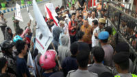 Demo Sumenep: Puluhan Petani Garam Lakukan Orasi Terkait Pernyataan Presiden