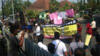 Diduga Bansos Bermasalah, Bank BRI Bangkalan Hari Ini di Demo Puluhan Masyarakat