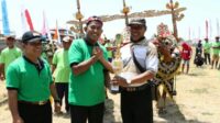 Visit Sumenep 2019, Wabub Fauzi Berikan Penghargaan Dalam Acara Kerapan Sapi Tanggapan