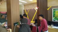 Puluan Warga Desa Bangkal Datangi RSUD MOH. ANWAR Sumenep Minta Tes Ulang Kesehatan Cakades