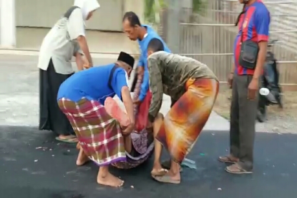 Satu Orang tewas, Kecelakaan Maut Antara Bus Damri VS Motor Suzuki Smash di  Desa Pekandangan Barat