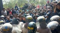 Bentrok, Ribuan Mahasiswa Bangkalan Tolak UU KPK dam RUU KUHP