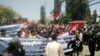 BREAKING NEWS: Ribuan Warga Desa Juruan Laok Gruduk Kantor Pemkab Sumenep