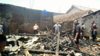 Ditingal Jualan Es Limun, Rumah Warga Kelurahan Pajagalan Sumenep Ludes Terbakar