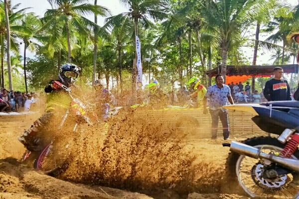 Visit Sumenep 2019: Lomba Motor Trail di Pantai Salopeng Wisatawan Dibuat Cengang