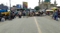 Kesal, Pedagang Pasar Tanah Merah Blokade Jalan