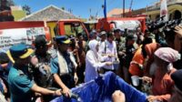 Krisis Air Bersih, Gubenur Jatim dan Wabup Sumenep Salurkan Bantuan