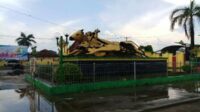 Terdengar Ledakan, Sepasang Patung Kerapan Sapi di Sumenep Ambruk