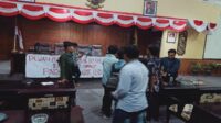 Breaking News: Tambak Udang Ilegal, Mahasiswa Lakukan Demo Didalam Ruang Rapat Paripurna DPRD Sumenep