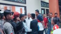 Tambak udang Ilegal: Mahasiswa Demo Malam Hari di Gedung DPRD, Polres Sumenep Ajak Untuk Pulang