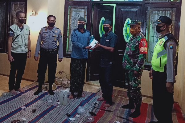 Siaga 24 Jam: 2 Warga Desa Kolor Positif Covid-19, Kades Antisipasi dan  Serahkan APD Kepada Warga