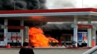 PAMEKASAN: Waduh..! Mobil Bermuatan Jerigen Penuh BBM di SPBU Hari Ini Hangus Terbakar