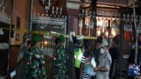 Langgar Jam Tutup Malam, Rumah Makan HK di Segel Tim Gabungan Gugus Tugas Covid-19 Sumenep