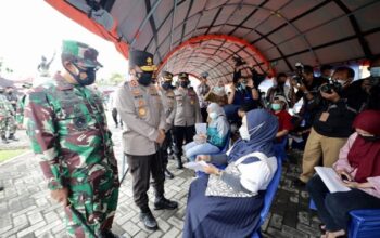 Percepat Vaksinasi Serempak, Kapolda Jatim dan Pangdam V Brawijaya Tijau Gerai di Mojokerto