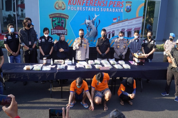 Mengaku di Perintah Bandar Besar, 13.4 Kg Narkoba Berhasil Diamankan Polrestabes Surabaya