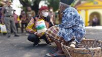 Kunjungi Pasar Murah, Sontak Bupati Sumenep Datangi Pedagang Cobek Tradisional