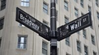 Kepanikan bank mereda di Wall Street. Selanjutnya: Kepanikan Fed