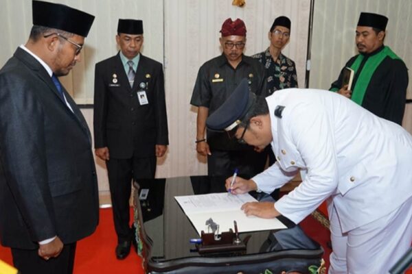Bupati Sumenep Resmi Lantik Kades PAW Desa Bakeong