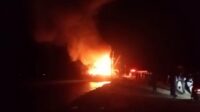 Akibat Percikan Api, Kapal Angkutan Barang Ludes Terbakar di Pelabuhan Kalianget