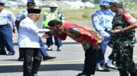 Seperti Anak dan Orang Tua, Cara Bupati Sumenep Menyambut Wapres RI