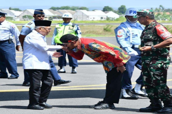 Seperti Anak dan Orang Tua, Cara Bupati Sumenep Menyambut Wapres RI