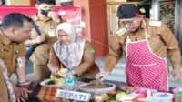 Sambut HUT RI Yang Ke-78, Bupati Sumenep Meracik Rujak Khas Madura