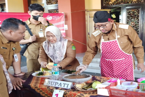 Sambut HUT RI Yang Ke-78, Bupati Sumenep Meracik Rujak Khas Madura
